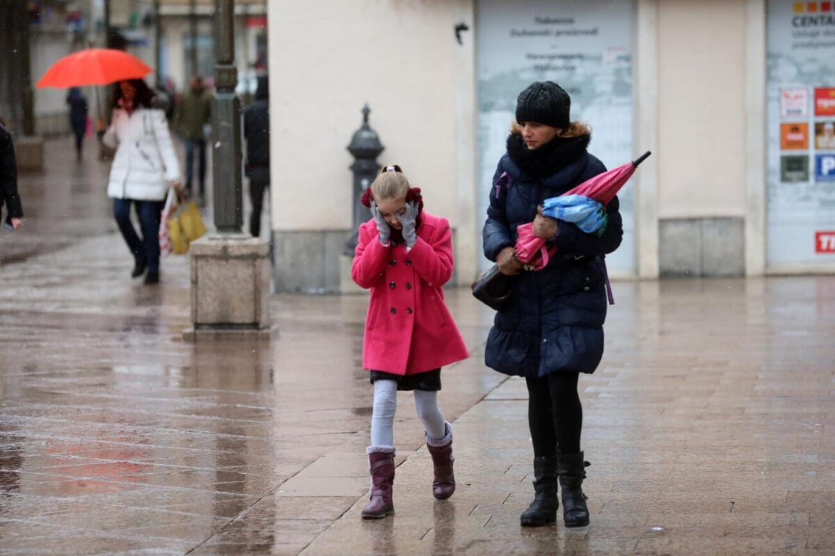 Rijeka: Bura i snijeg otežavaju šetnju gradom