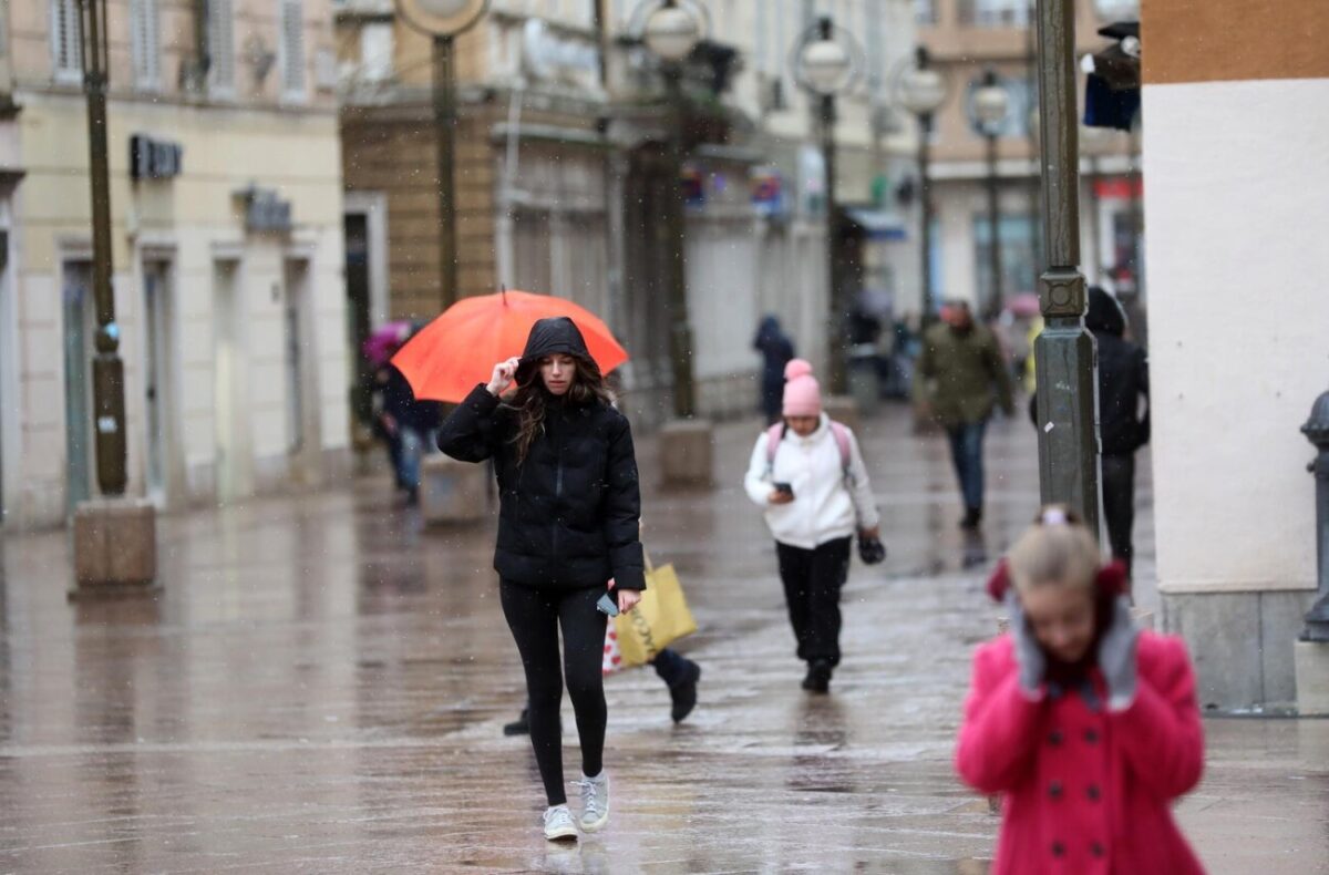 Rijeka: Bura i snijeg otežavaju šetnju gradom