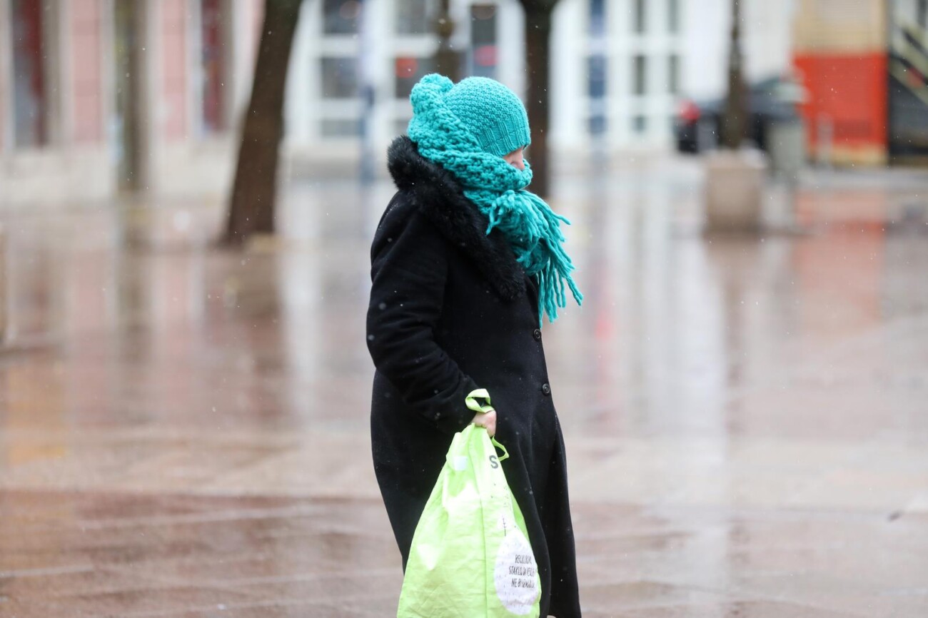 Rijeka: Bura i snijeg otežavaju šetnju gradom Rijeka: Bura i snijeg otežavaju šetnju gradom