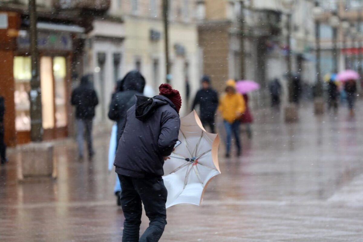 Rijeka: Bura i snijeg otežavaju šetnju gradom