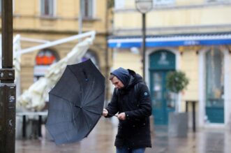 Rijeka: Bura i snijeg oteavaju etnju gradom