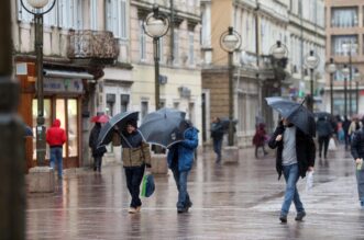 Rijeka: Bura i snijeg otežavaju šetnju gradom