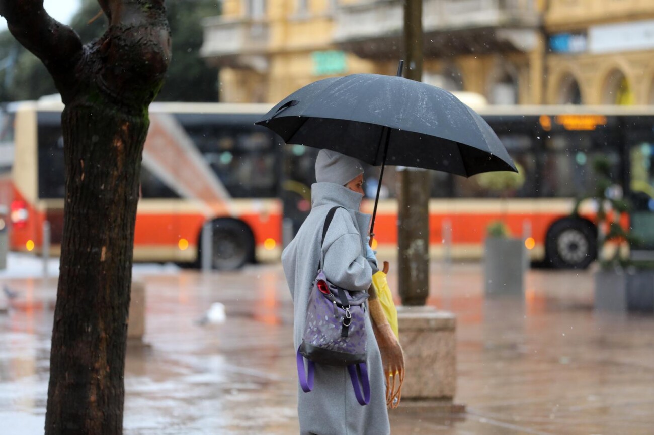 Rijeka: Bura i snijeg oteavaju etnju gradom Rijeka: Bura i snijeg oteavaju etnju gradom