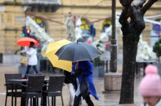 Rijeka: Bura i snijeg oteavaju etnju gradom