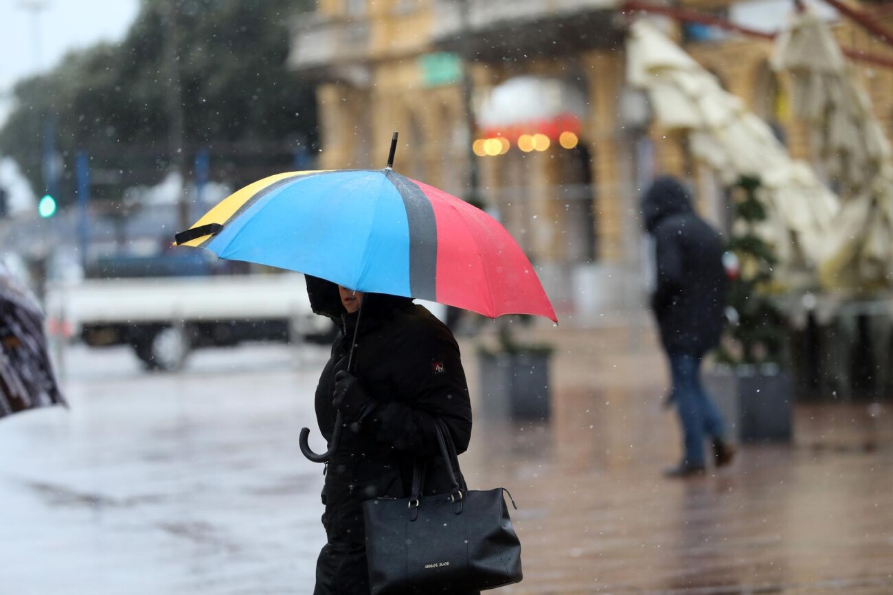 Rijeka: Bura i snijeg otežavaju šetnju gradom Rijeka: Bura i snijeg otežavaju šetnju gradom
