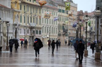 Rijeka: Bura i snijeg oteavaju etnju gradom