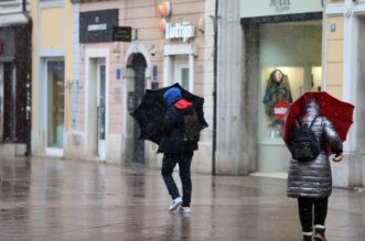 Rijeka: Bura i snijeg otežavaju šetnju gradom