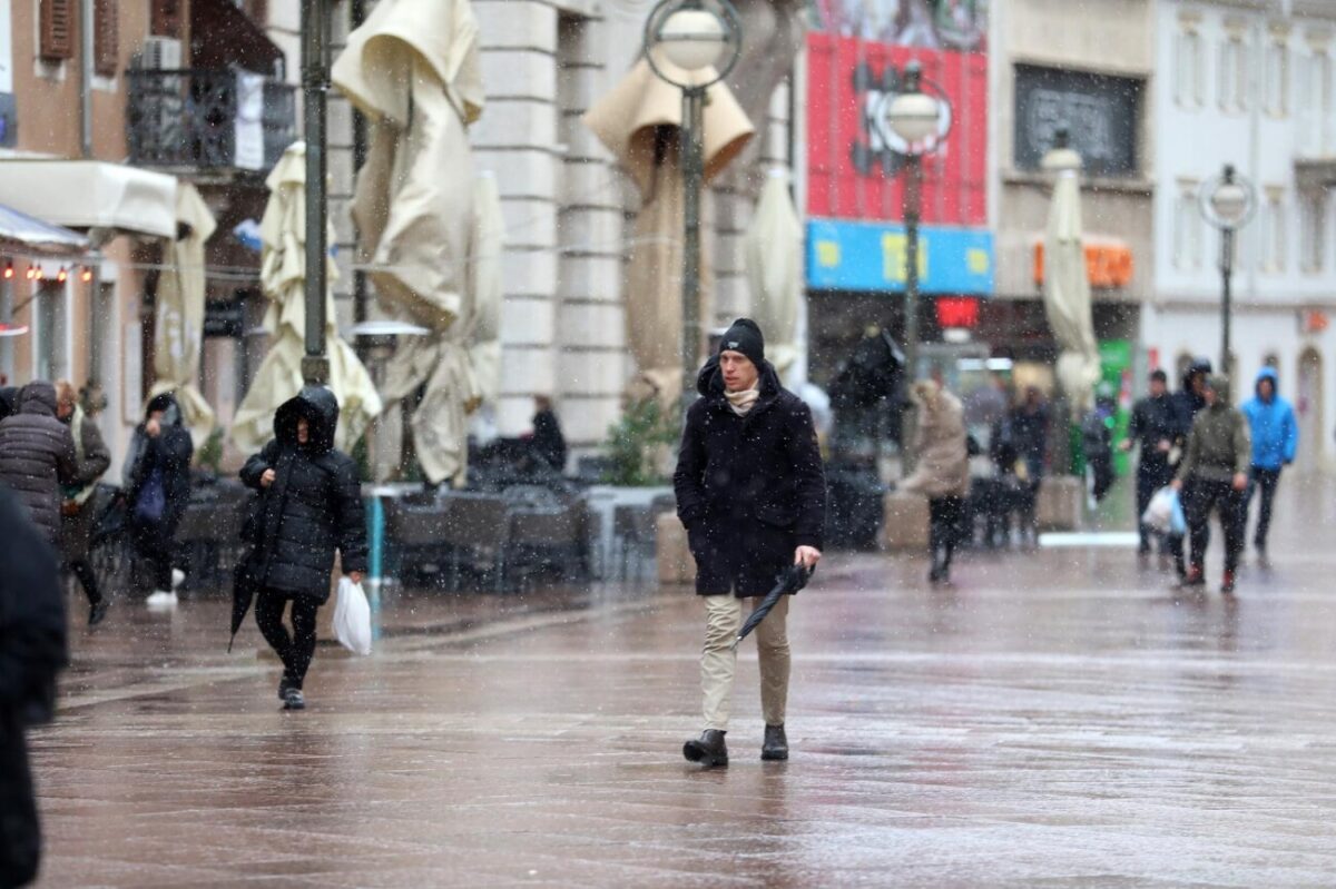 Rijeka: Bura i snijeg otežavaju šetnju gradom