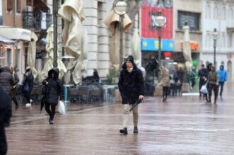 Rijeka: Bura i snijeg otežavaju šetnju gradom