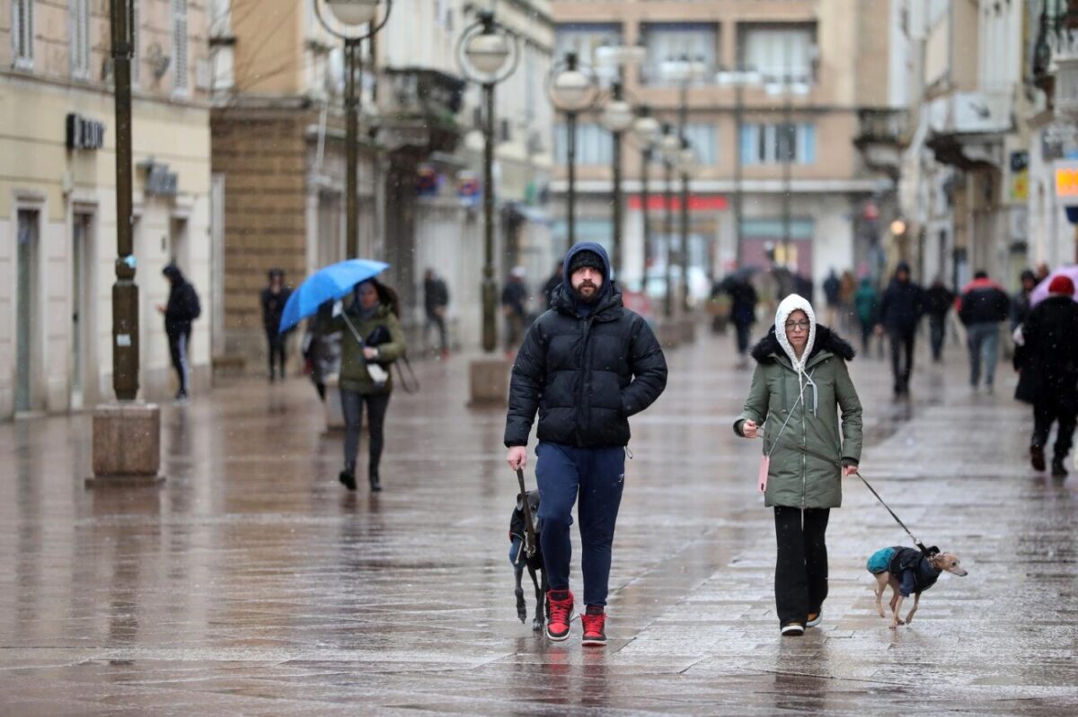 Rijeka: Bura i snijeg otežavaju šetnju gradom