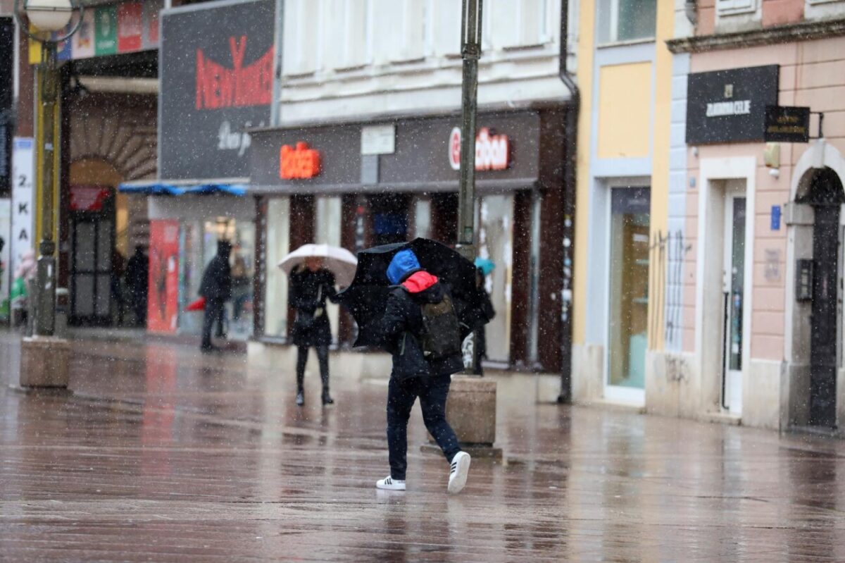 Rijeka: Bura i snijeg oteavaju etnju gradom