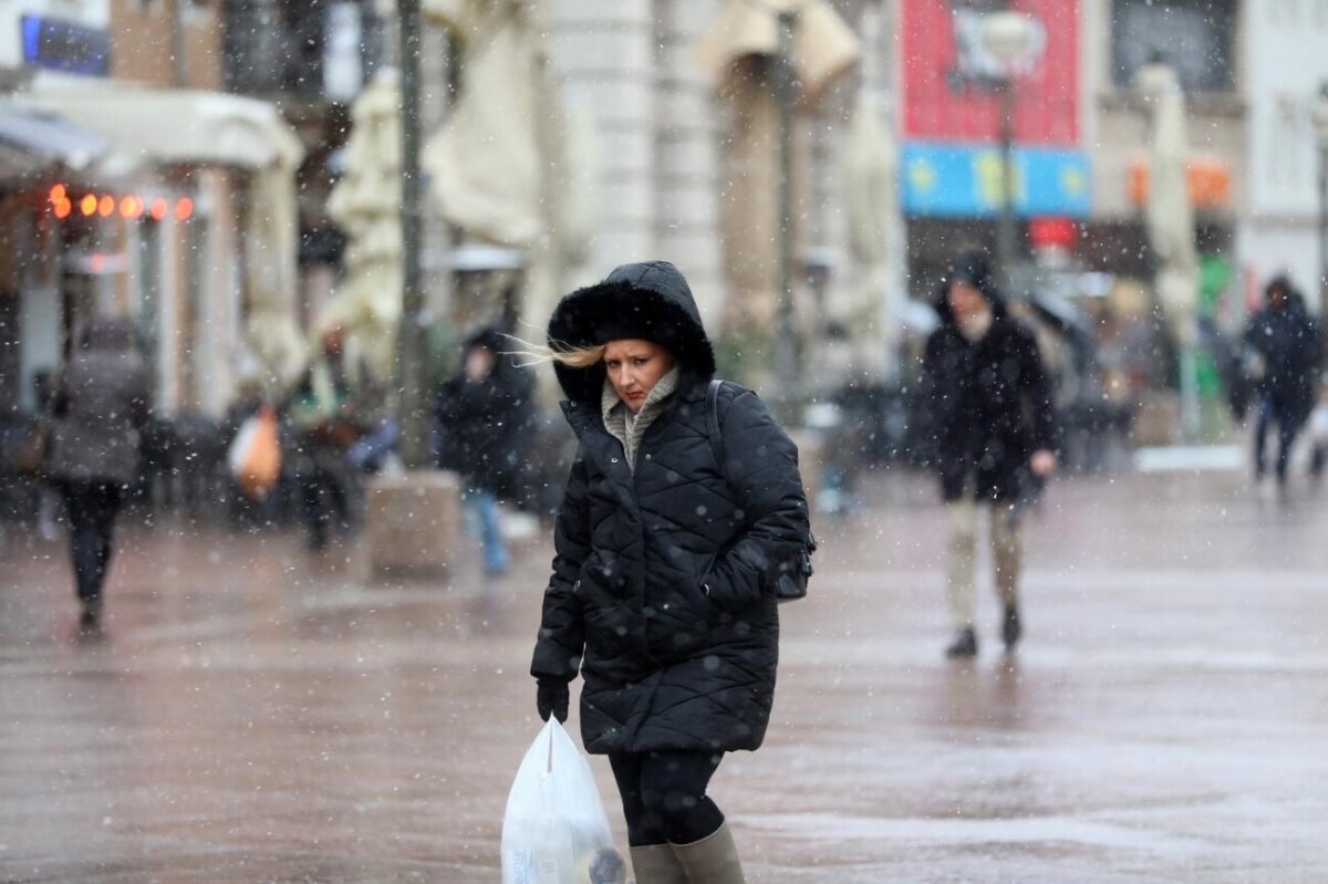 Rijeka: Bura i snijeg otežavaju šetnju gradom