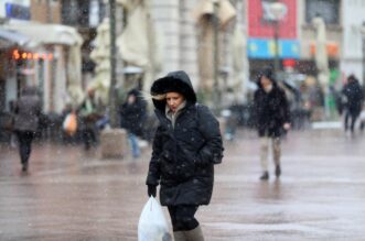 Rijeka: Bura i snijeg otežavaju šetnju gradom