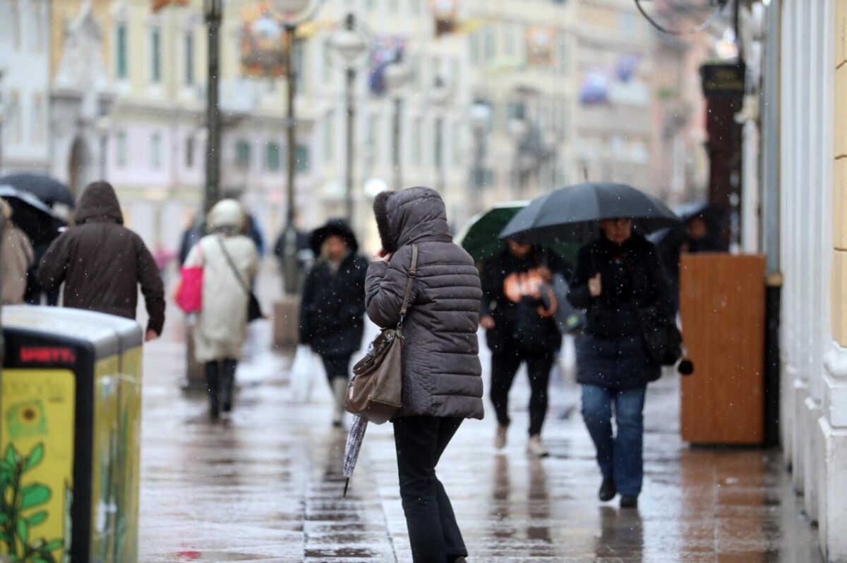 Rijeka: Bura i snijeg oteavaju etnju gradom