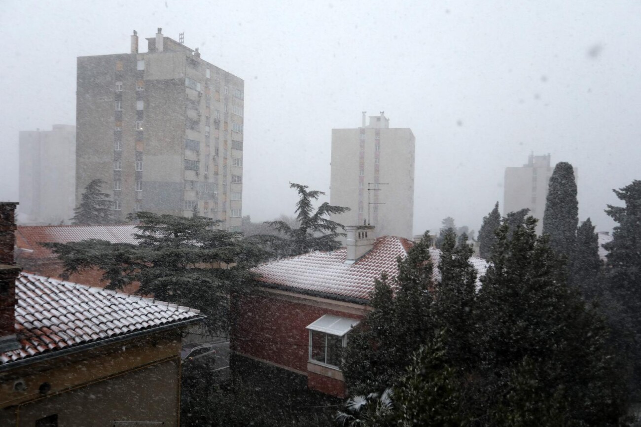 Rijeka: Gust snijeg pada širom grada Rijeka: Gust snijeg pada širom grada