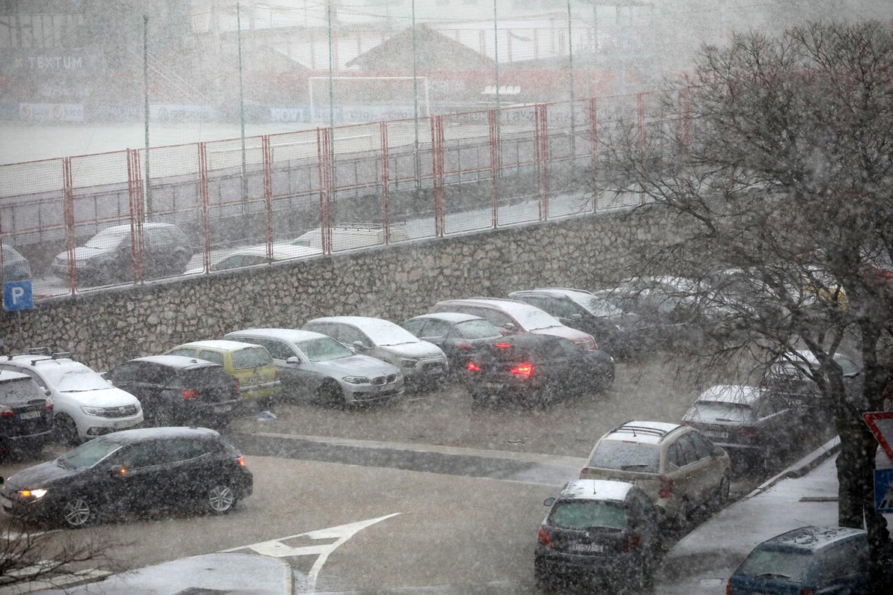 Rijeka: Gust snijeg pada irom grada Rijeka: Gust snijeg pada irom grada