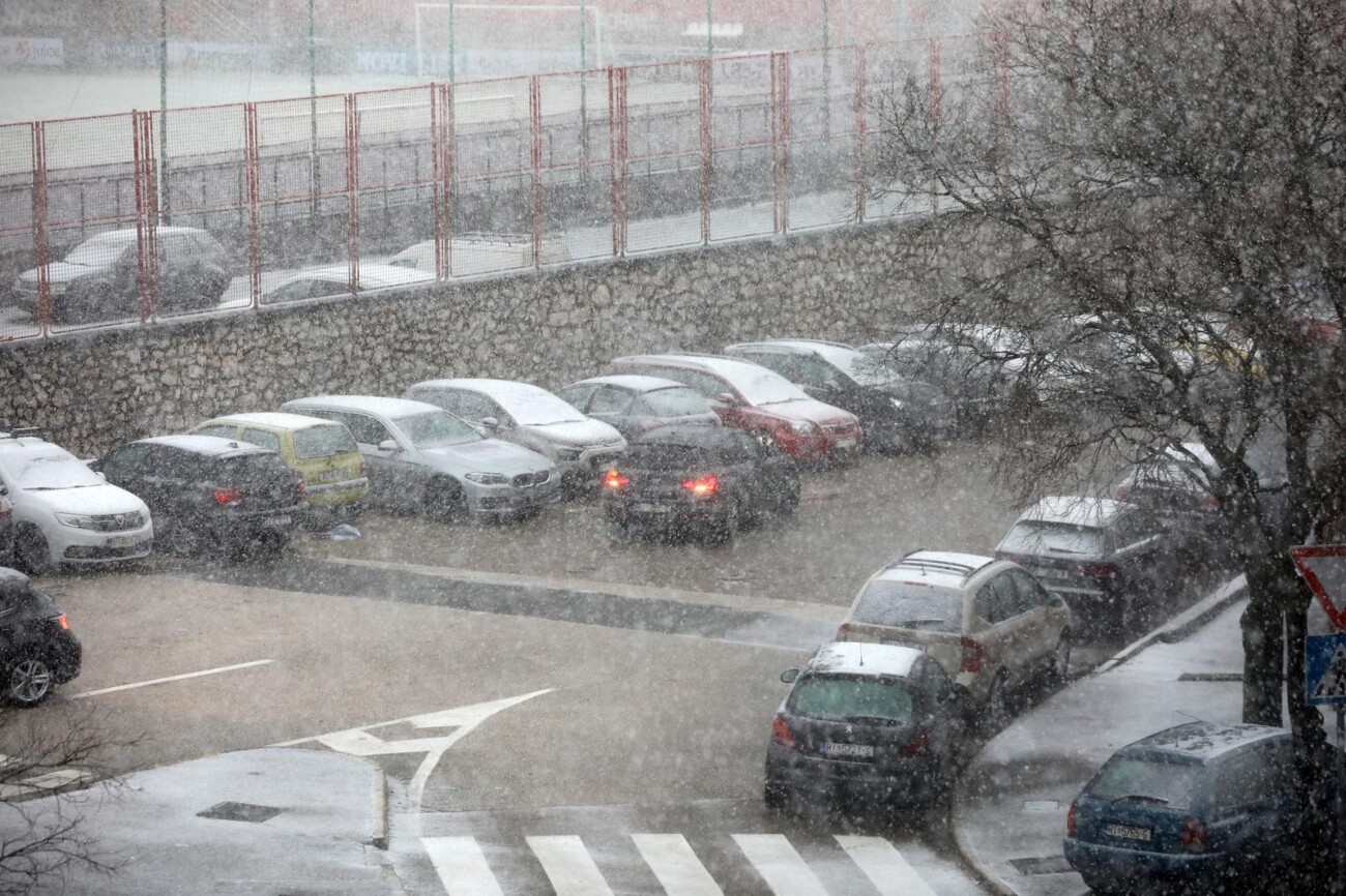 Rijeka: Gust snijeg pada širom grada Rijeka: Gust snijeg pada širom grada