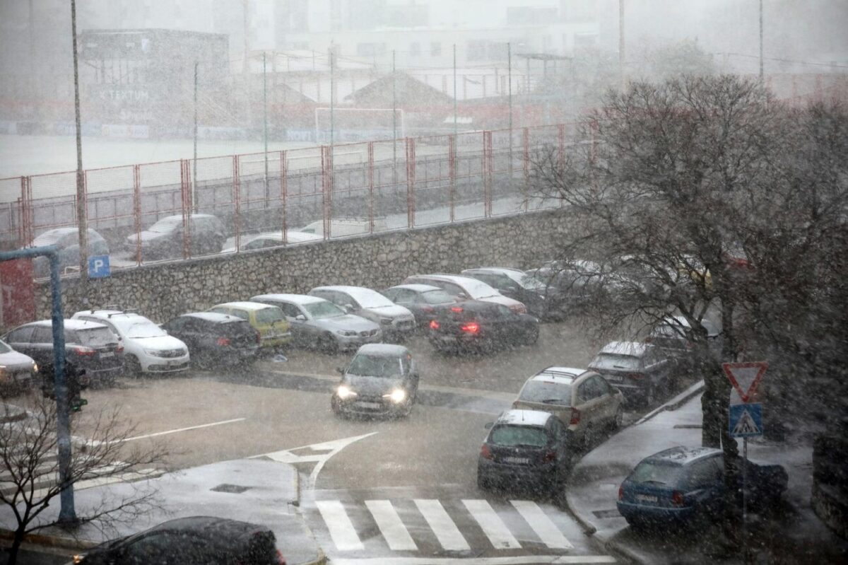 Rijeka: Gust snijeg pada širom grada