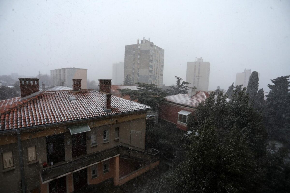 Rijeka: Gust snijeg pada irom grada