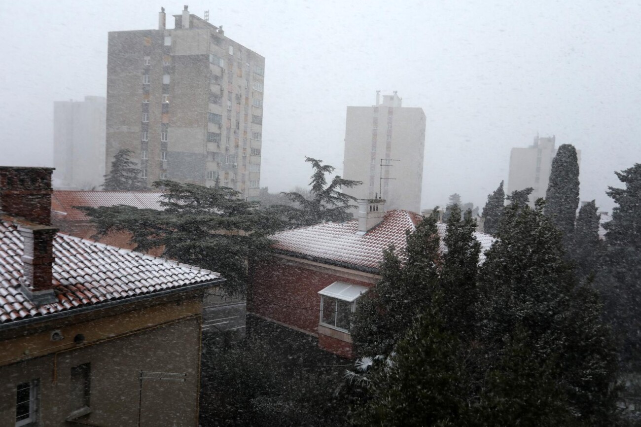 Rijeka: Gust snijeg pada irom grada Rijeka: Gust snijeg pada irom grada