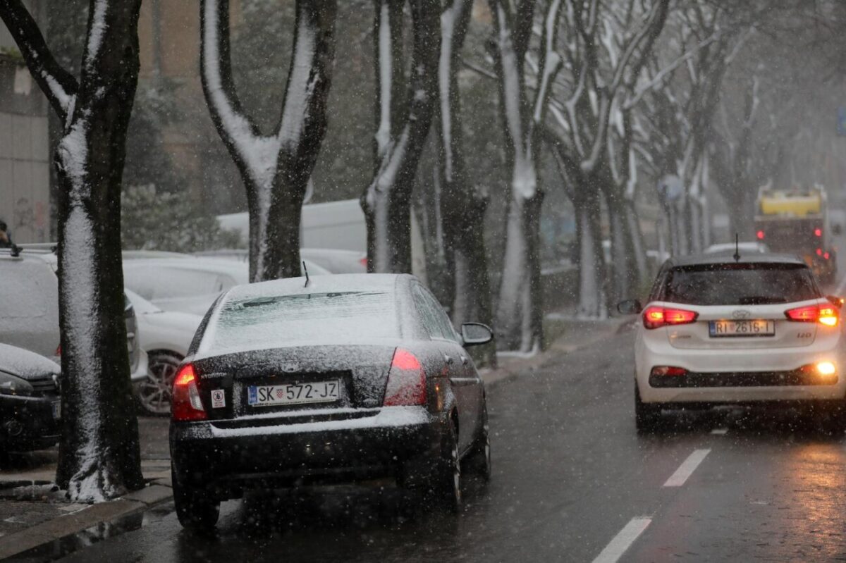 Rijeka: Gust snijeg pada irom grada