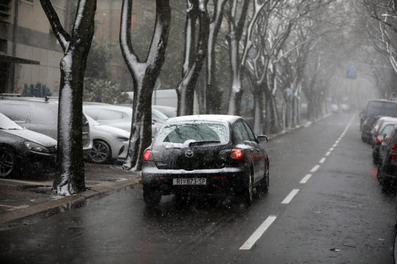 Rijeka: Gust snijeg pada irom grada Rijeka: Gust snijeg pada irom grada