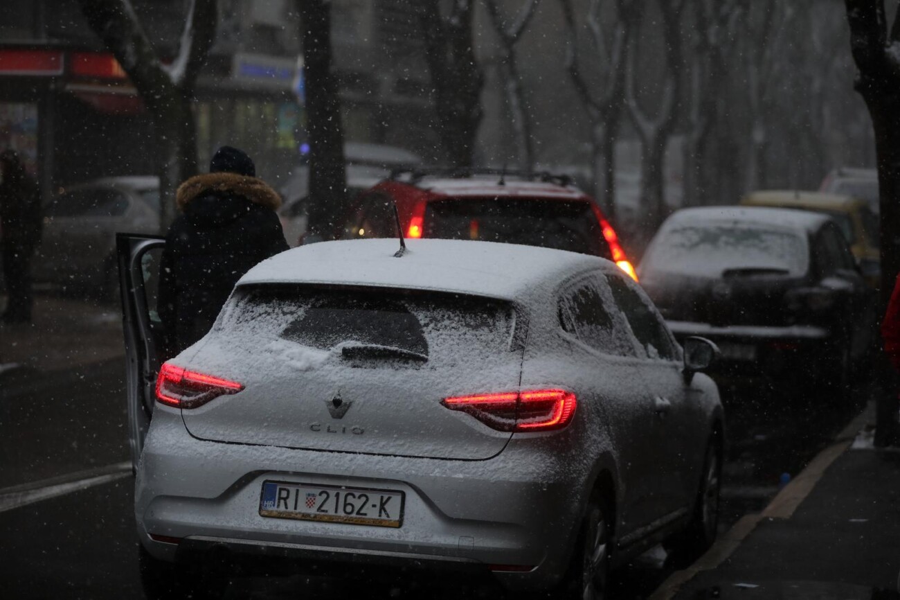 Rijeka: Gust snijeg pada širom grada Rijeka: Gust snijeg pada širom grada