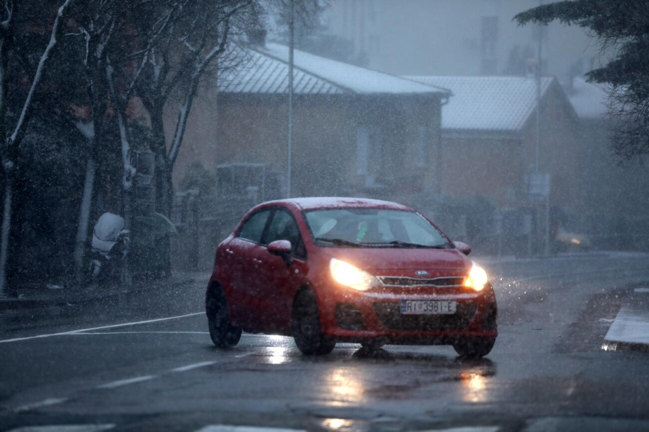 Rijeka: Gust snijeg pada širom grada Rijeka: Gust snijeg pada širom grada