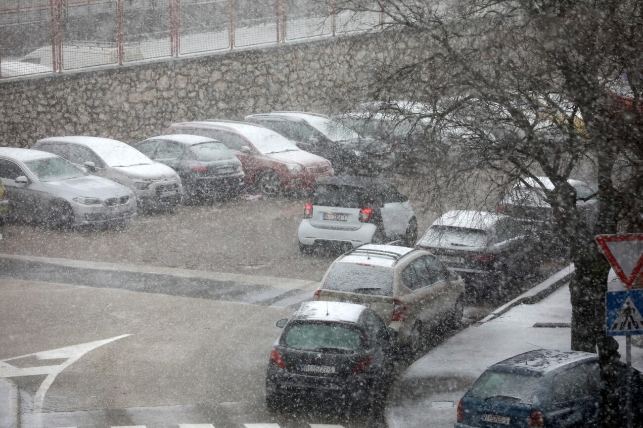 Rijeka: Gust snijeg pada širom grada Rijeka: Gust snijeg pada širom grada