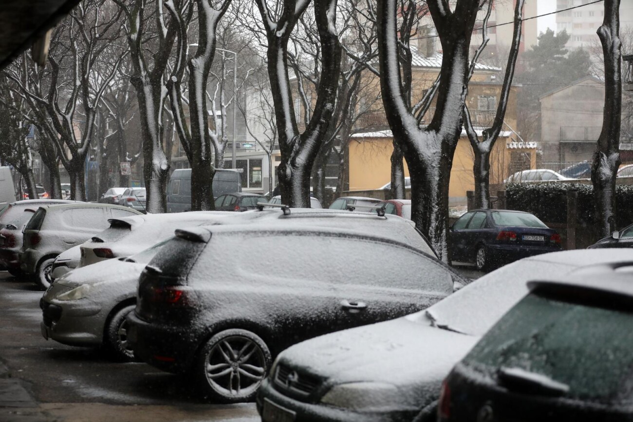 Rijeka: Gust snijeg pada irom grada Rijeka: Gust snijeg pada irom grada