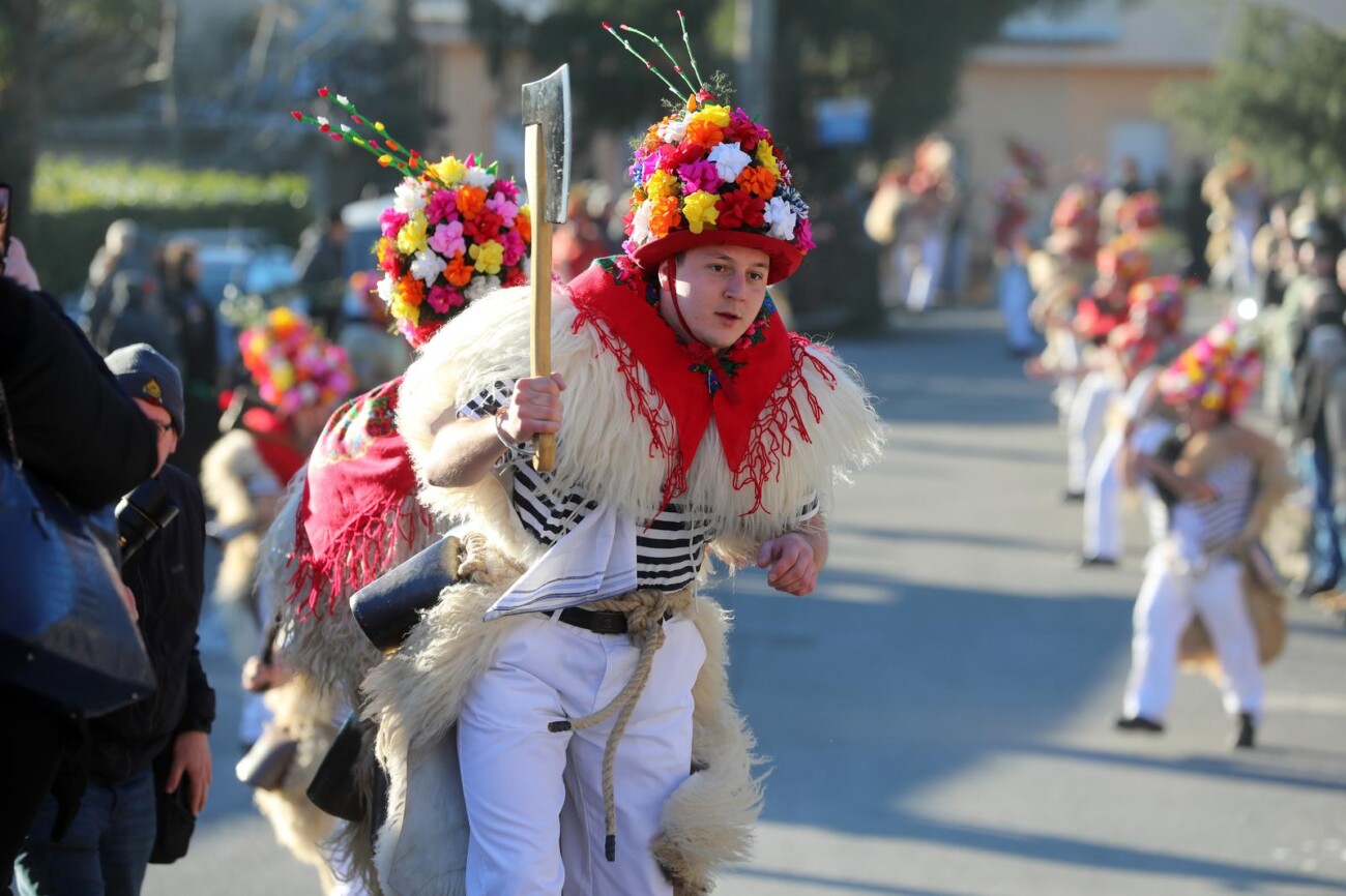 Rukavac: Rukavački zvončari obilaze sela Matuljskog zaleđa Rukavac: Rukavački zvončari obilaze sela Matuljskog zaleđa