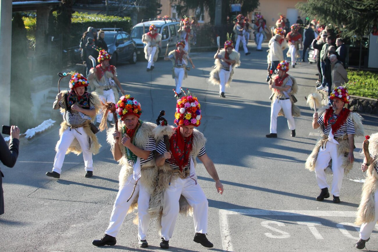 Rukavac: Rukavački zvončari obilaze sela Matuljskog zaleđa Rukavac: Rukavački zvončari obilaze sela Matuljskog zaleđa