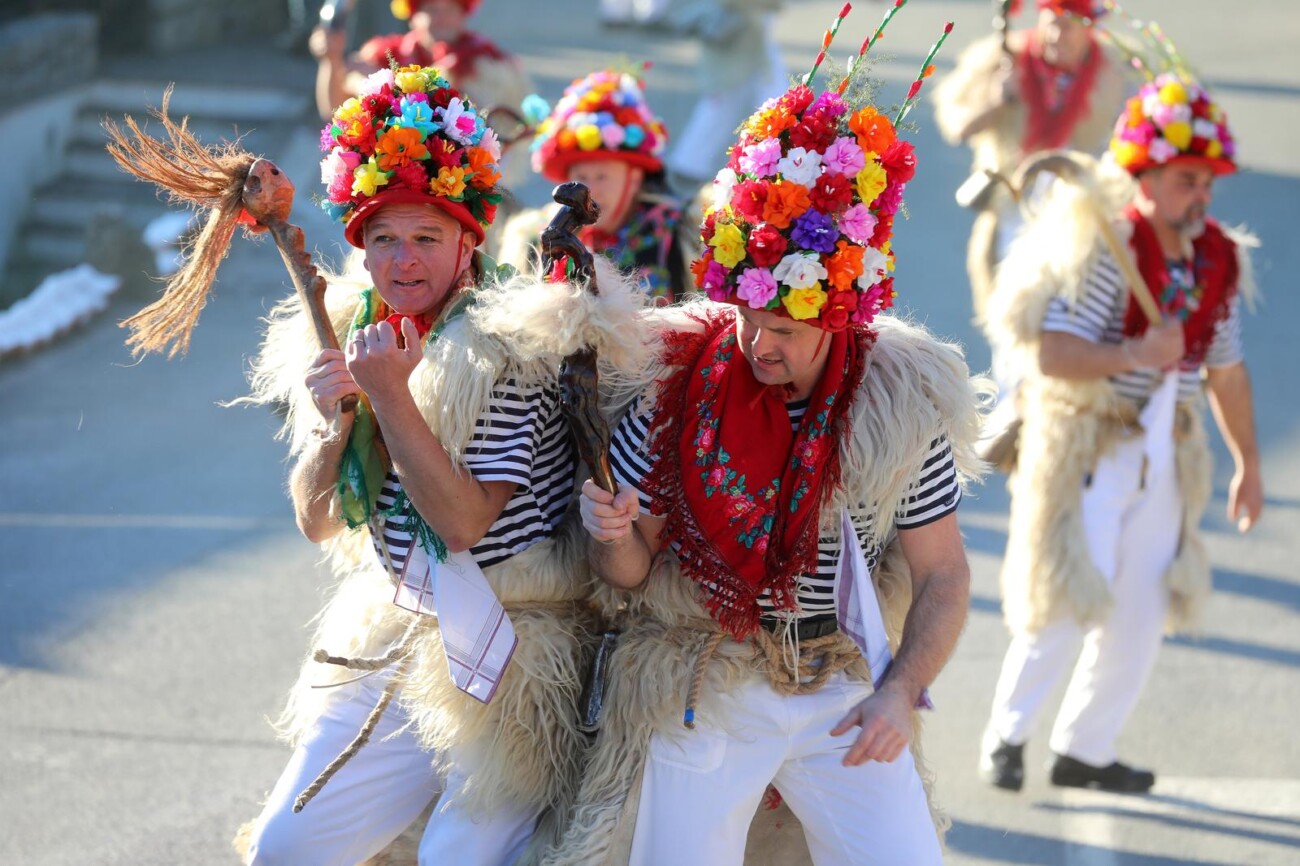 Rukavac: Rukavački zvončari obilaze sela Matuljskog zaleđa Rukavac: Rukavački zvončari obilaze sela Matuljskog zaleđa