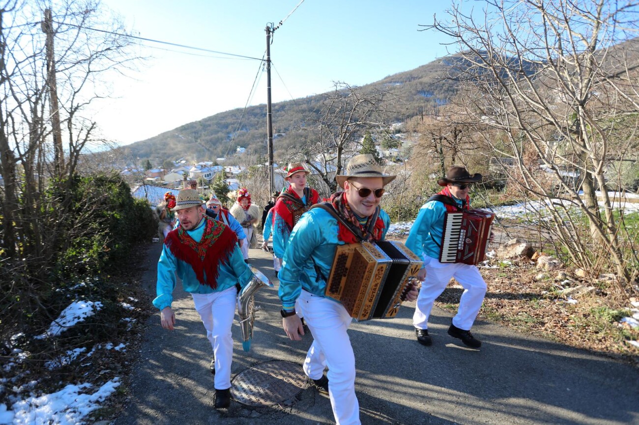 Rukavac: Rukavački zvončari obilaze sela Matuljskog zaleđa Rukavac: Rukavački zvončari obilaze sela Matuljskog zaleđa