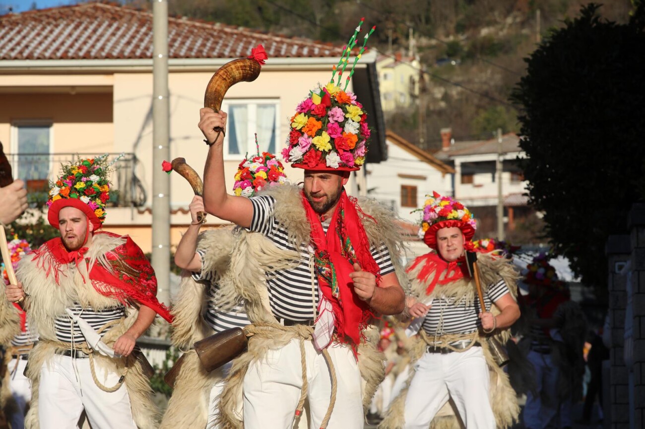 Rukavac: Rukavački zvončari obilaze sela Matuljskog zaleđa Rukavac: Rukavački zvončari obilaze sela Matuljskog zaleđa