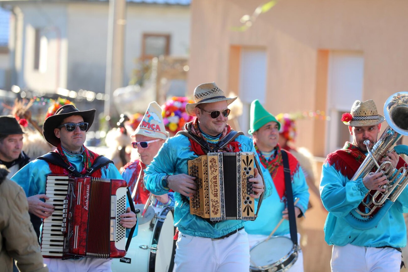 Rukavac: Rukava?ki zvon?ari obilaze sela Matuljskog zale?a Rukavac: Rukava?ki zvon?ari obilaze sela Matuljskog zale?a