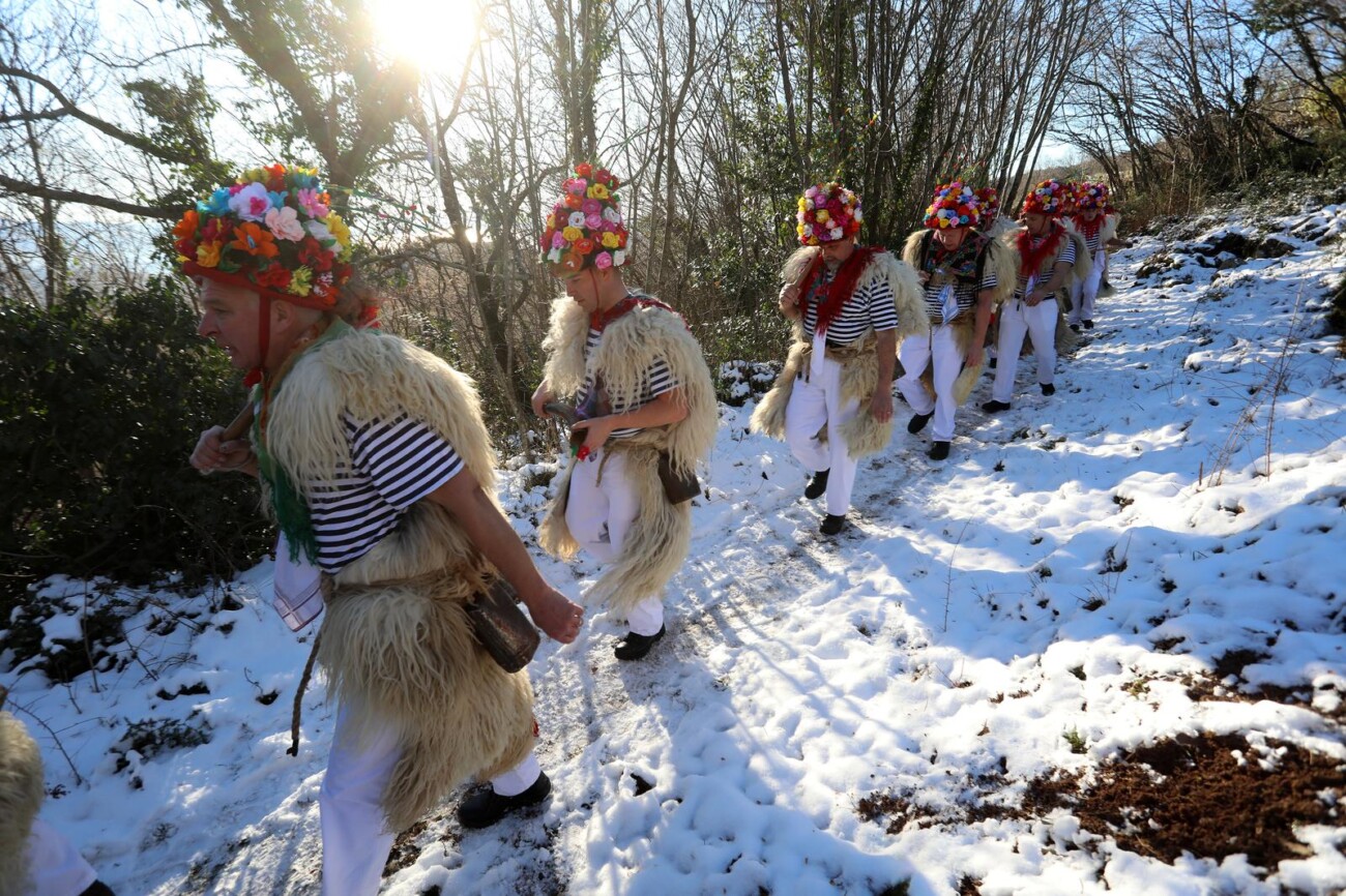 Rukavac: Rukavački zvončari obilaze sela Matuljskog zaleđa Rukavac: Rukavački zvončari obilaze sela Matuljskog zaleđa