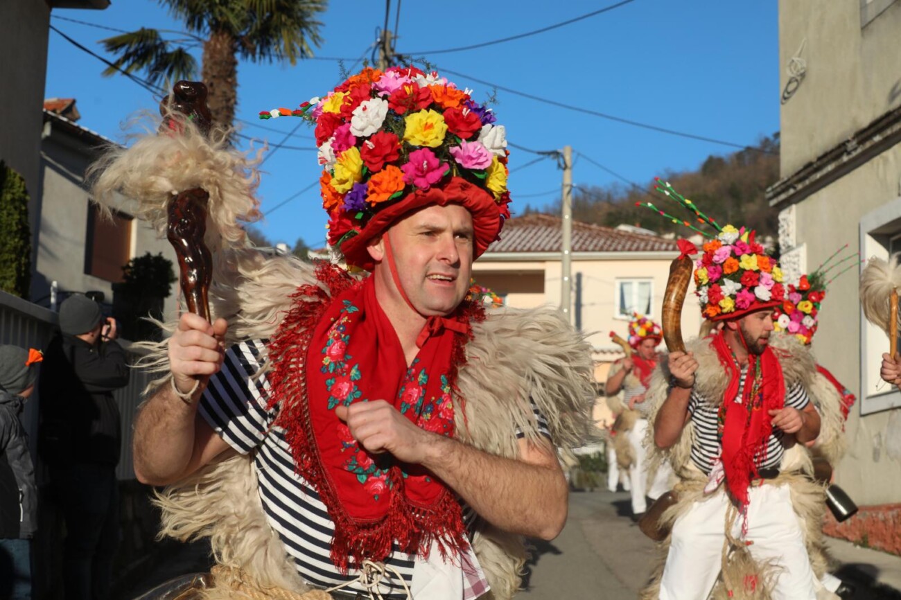 Rukavac: Rukavački zvončari obilaze sela Matuljskog zaleđa Rukavac: Rukavački zvončari obilaze sela Matuljskog zaleđa