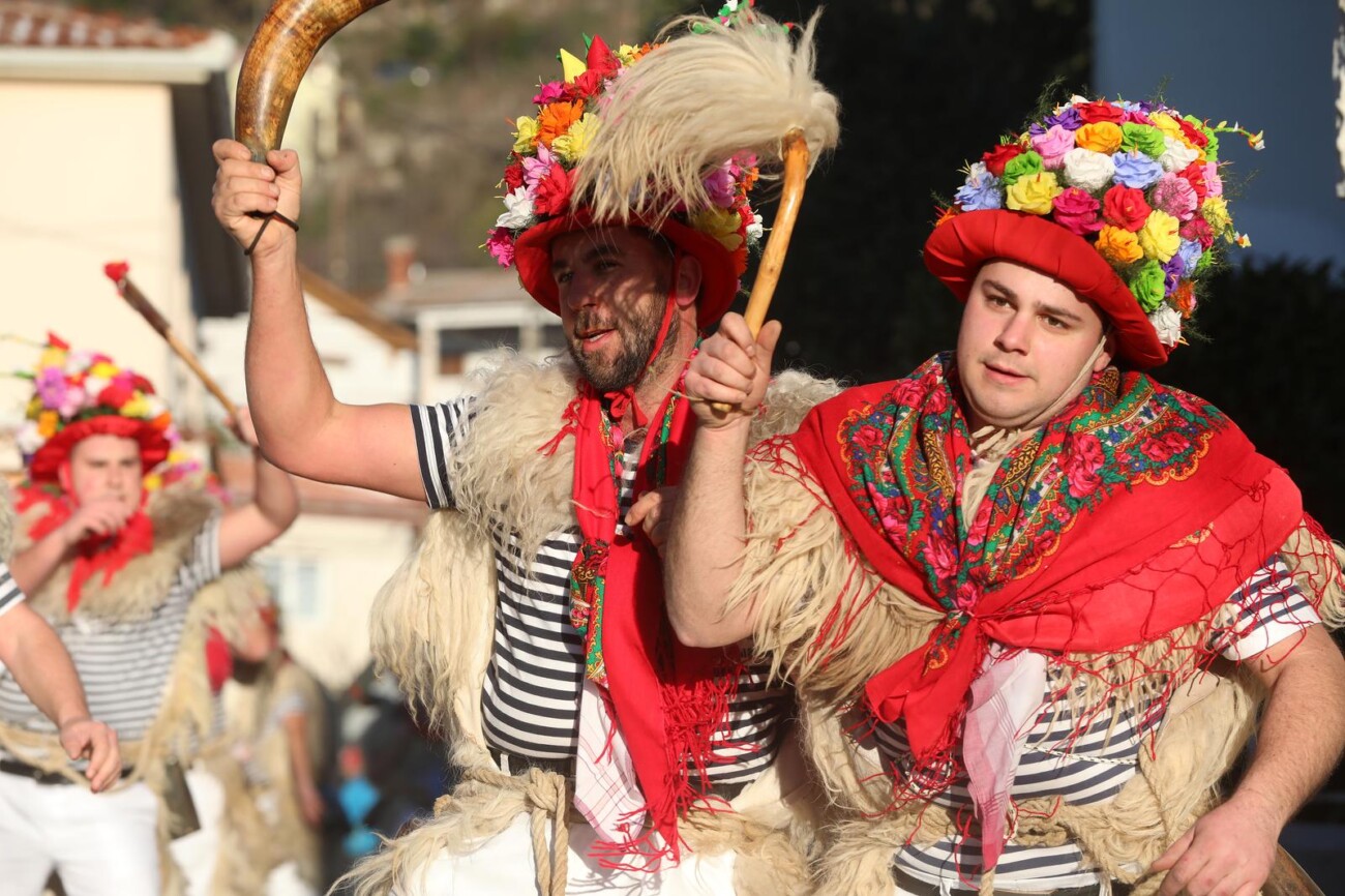 Rukavac: Rukavački zvončari obilaze sela Matuljskog zaleđa Rukavac: Rukavački zvončari obilaze sela Matuljskog zaleđa