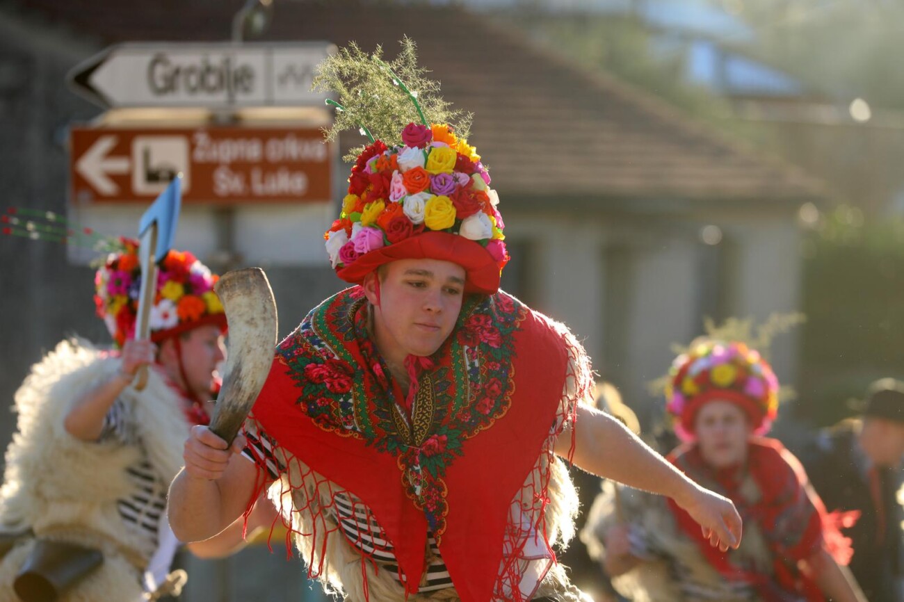 Rukavac: Rukavački zvončari obilaze sela Matuljskog zaleđa Rukavac: Rukavački zvončari obilaze sela Matuljskog zaleđa