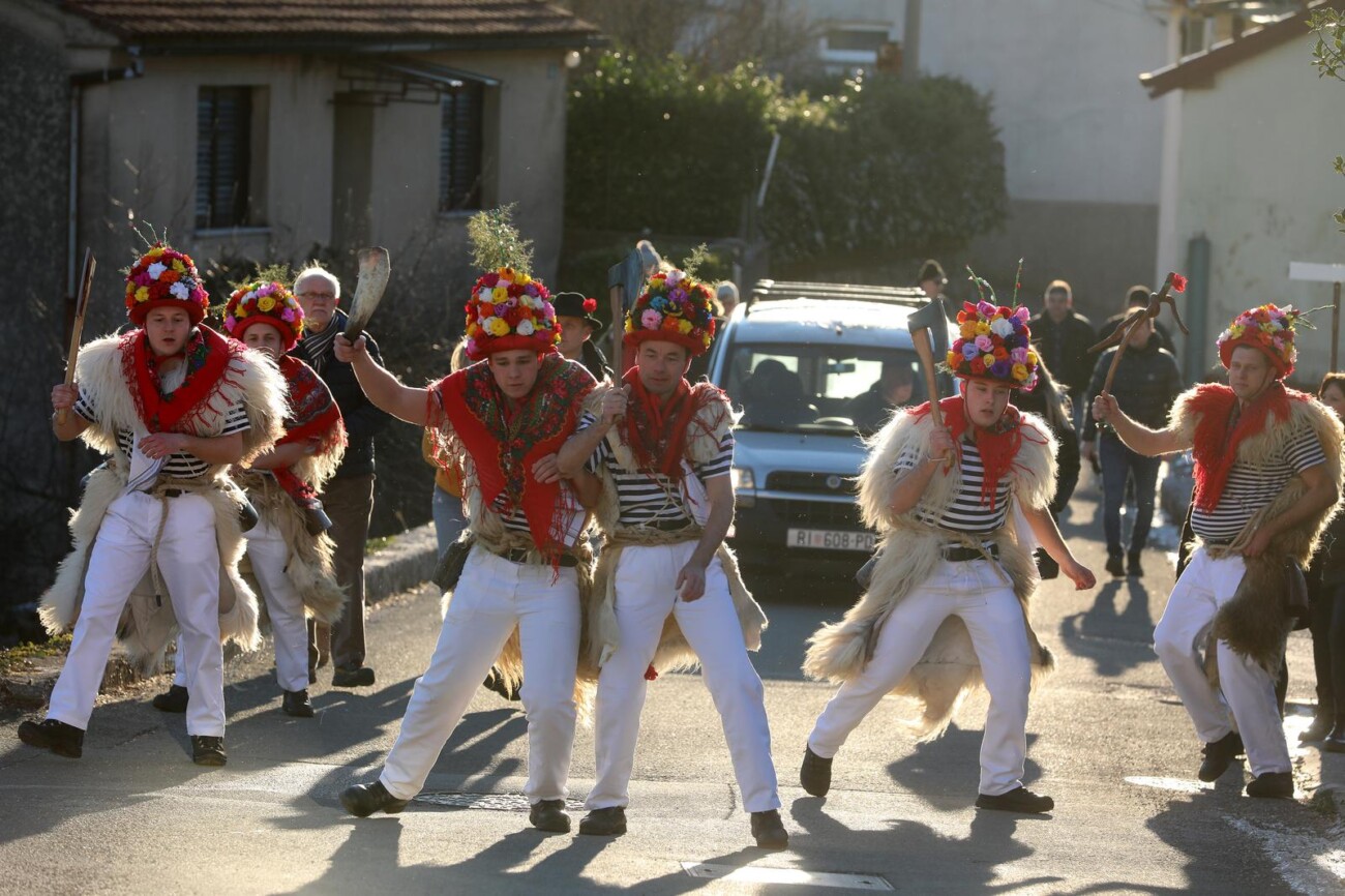 Rukavac: Rukavački zvončari obilaze sela Matuljskog zaleđa Rukavac: Rukavački zvončari obilaze sela Matuljskog zaleđa