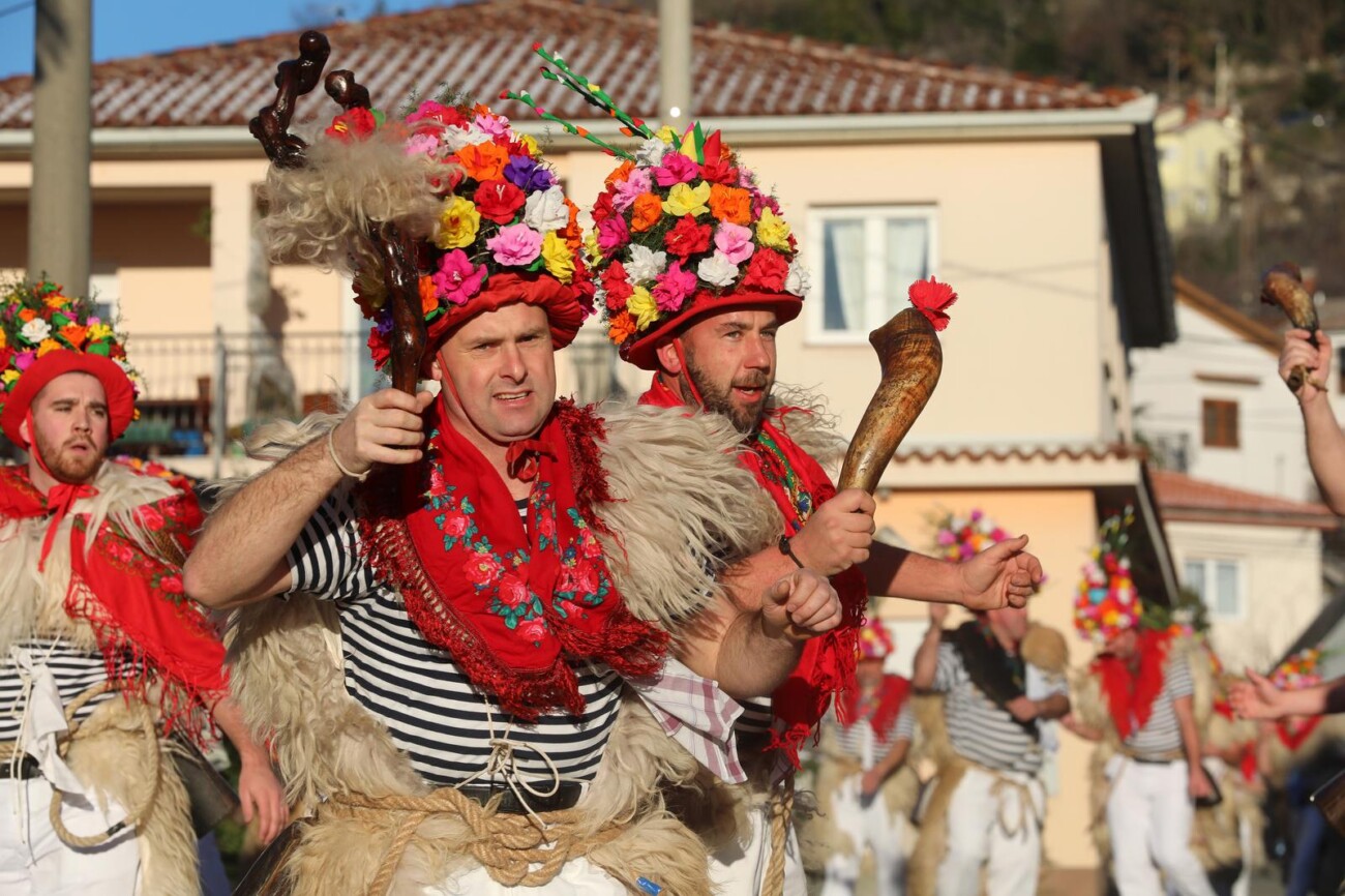 Rukavac: Rukavački zvončari obilaze sela Matuljskog zaleđa Rukavac: Rukavački zvončari obilaze sela Matuljskog zaleđa