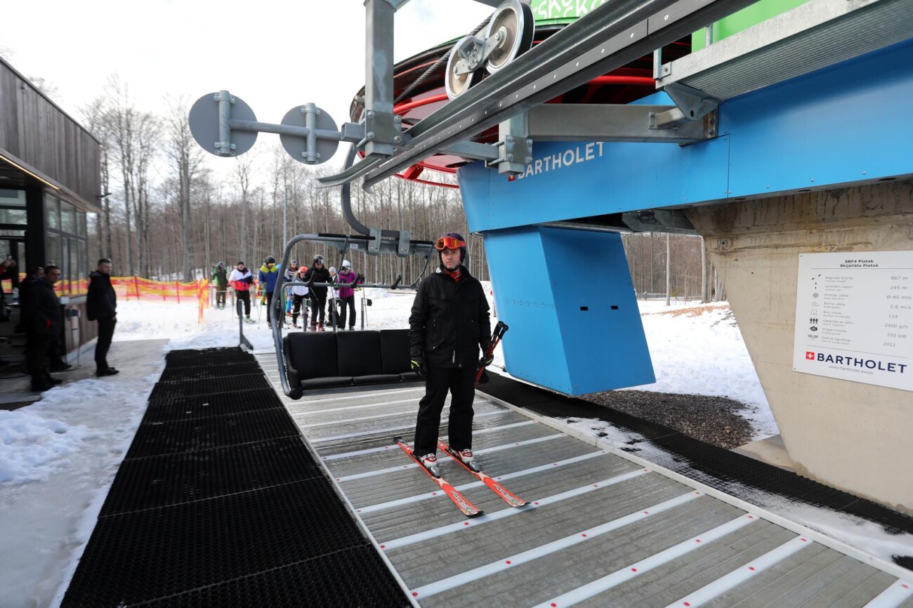 Nova žičara na Platku danas počela s radom, stajala je 4,8 milijuna eura Nova žičara na Platku danas počela s radom, stajala je 4,8 milijuna eura