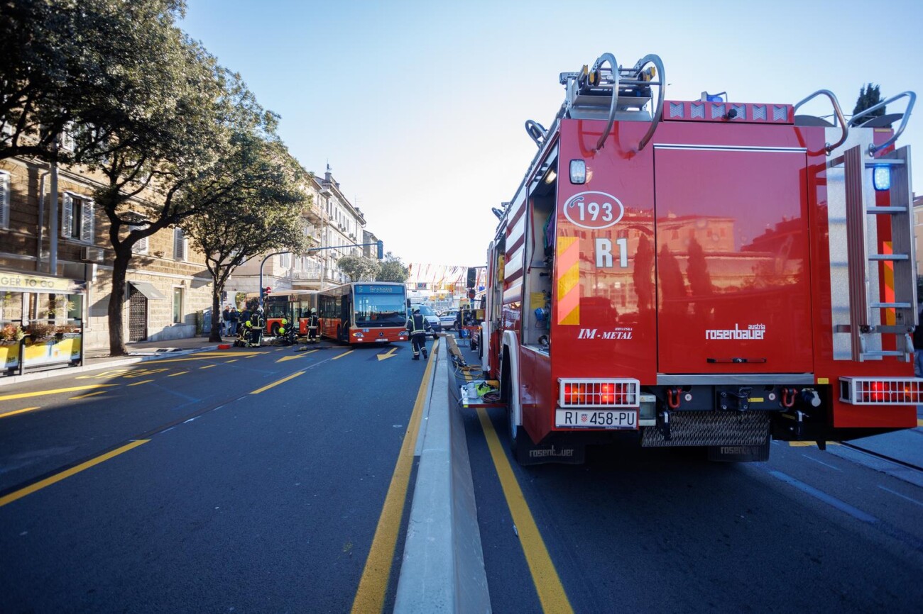 Autobus u centru Rijeke naletio na pješaka Autobus u centru Rijeke naletio na pješaka