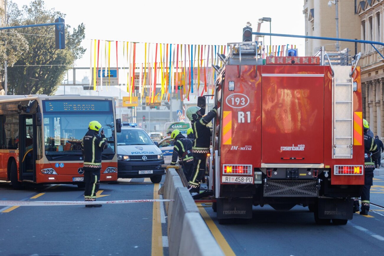 Autobus u centru Rijeke naletio na pješaka Autobus u centru Rijeke naletio na pješaka