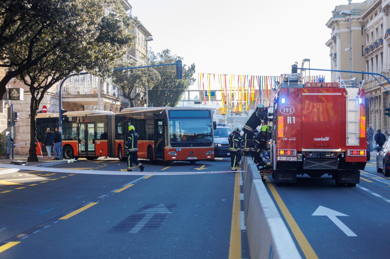 Autobus u centru Rijeke naletio na pješaka Autobus u centru Rijeke naletio na pješaka