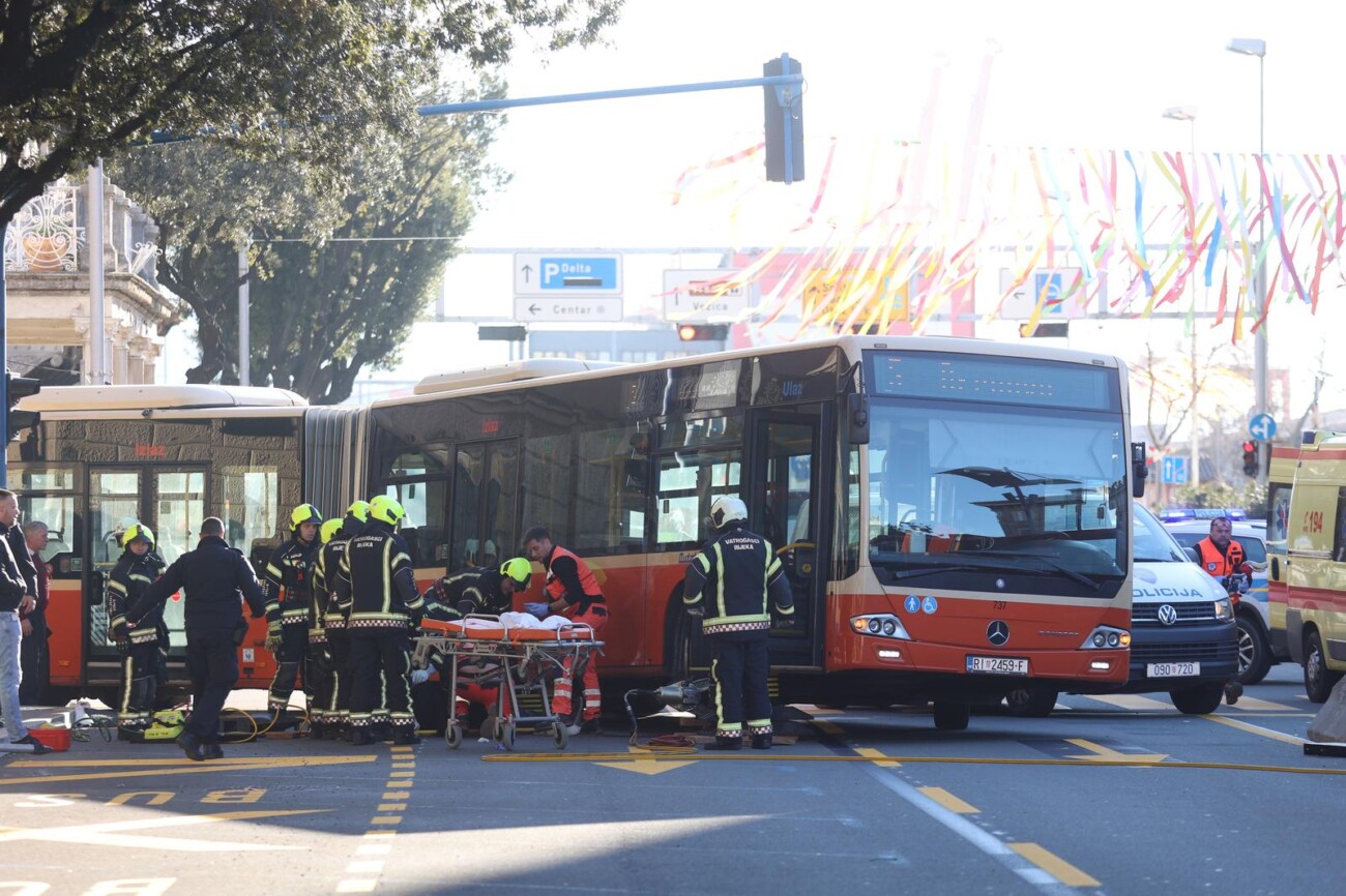 Autobus u centru Rijeke naletio na pješaka Autobus u centru Rijeke naletio na pješaka