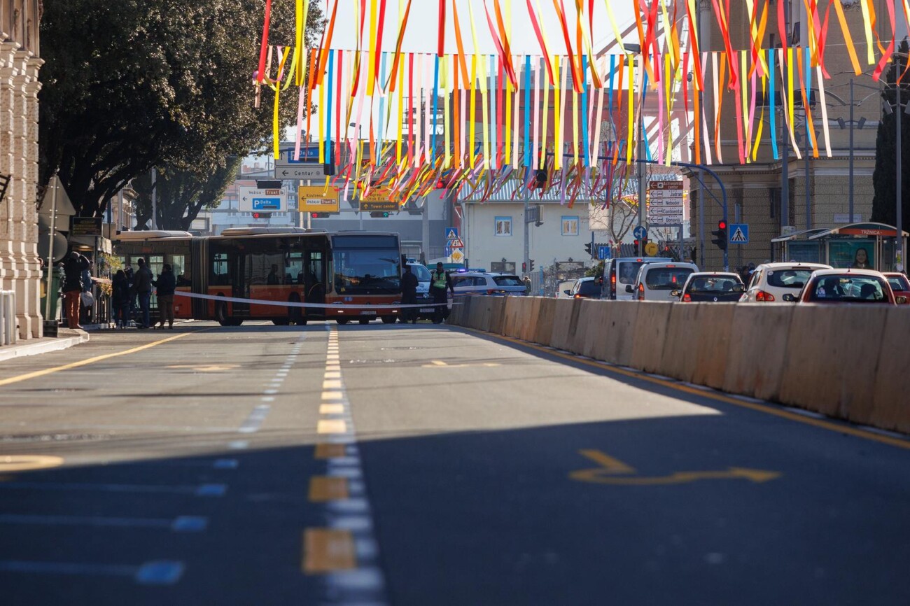 Autobus u centru Rijeke naletio na pješaka Autobus u centru Rijeke naletio na pješaka