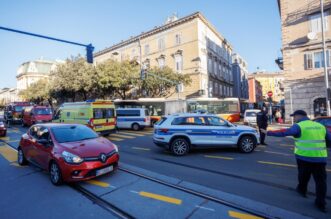 Autobus u centru Rijeke naletio na pješaka