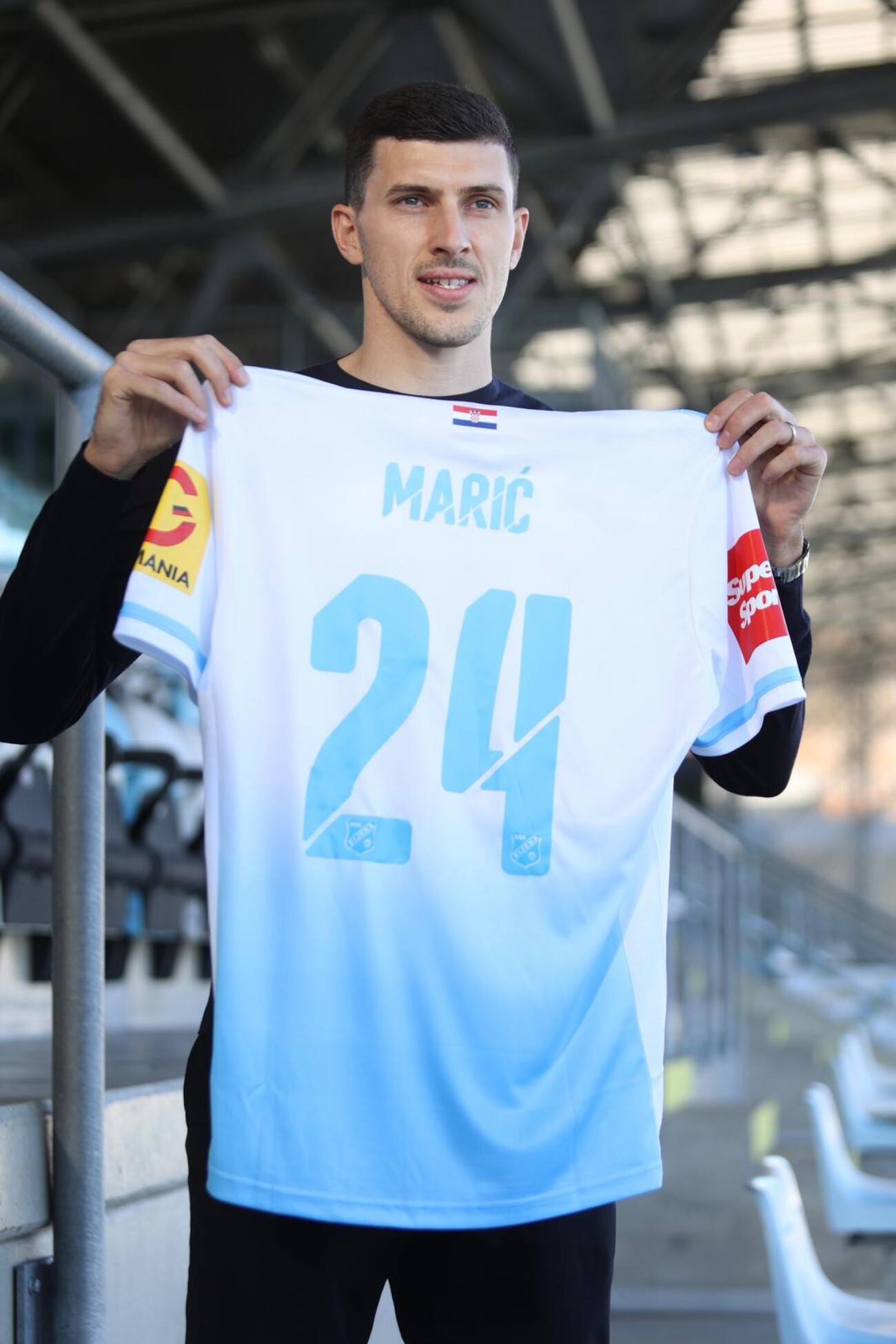 HNK Rijeka predstavila novog igrača Mirka Marića HNK Rijeka predstavila novog igrača Mirka Marića